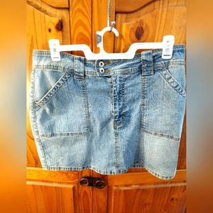 Leemo women's blue jeans mini skirt with pockets, size XL.